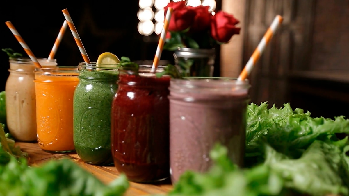 Vaso de agua fresca con rodajas de pepino y hierbas aromáticas